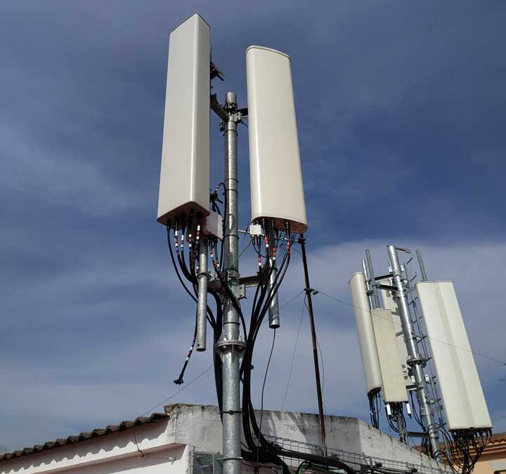 Teléfono móvil antena emisora de telecomunicaciones Fotografía